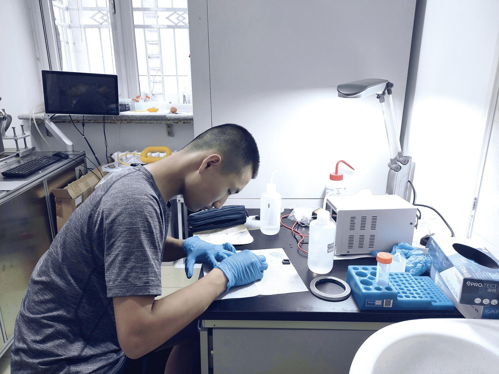实验照片 打磨石墨压片.jpg 实验照片 打磨石墨压片.jpg