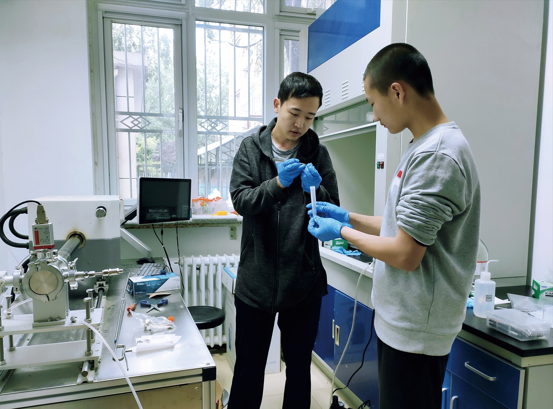 实验照片 在学长李越指导下学习玻璃清洗.jpg 实验照片 在学长李越指导下学习玻璃清洗.jpg