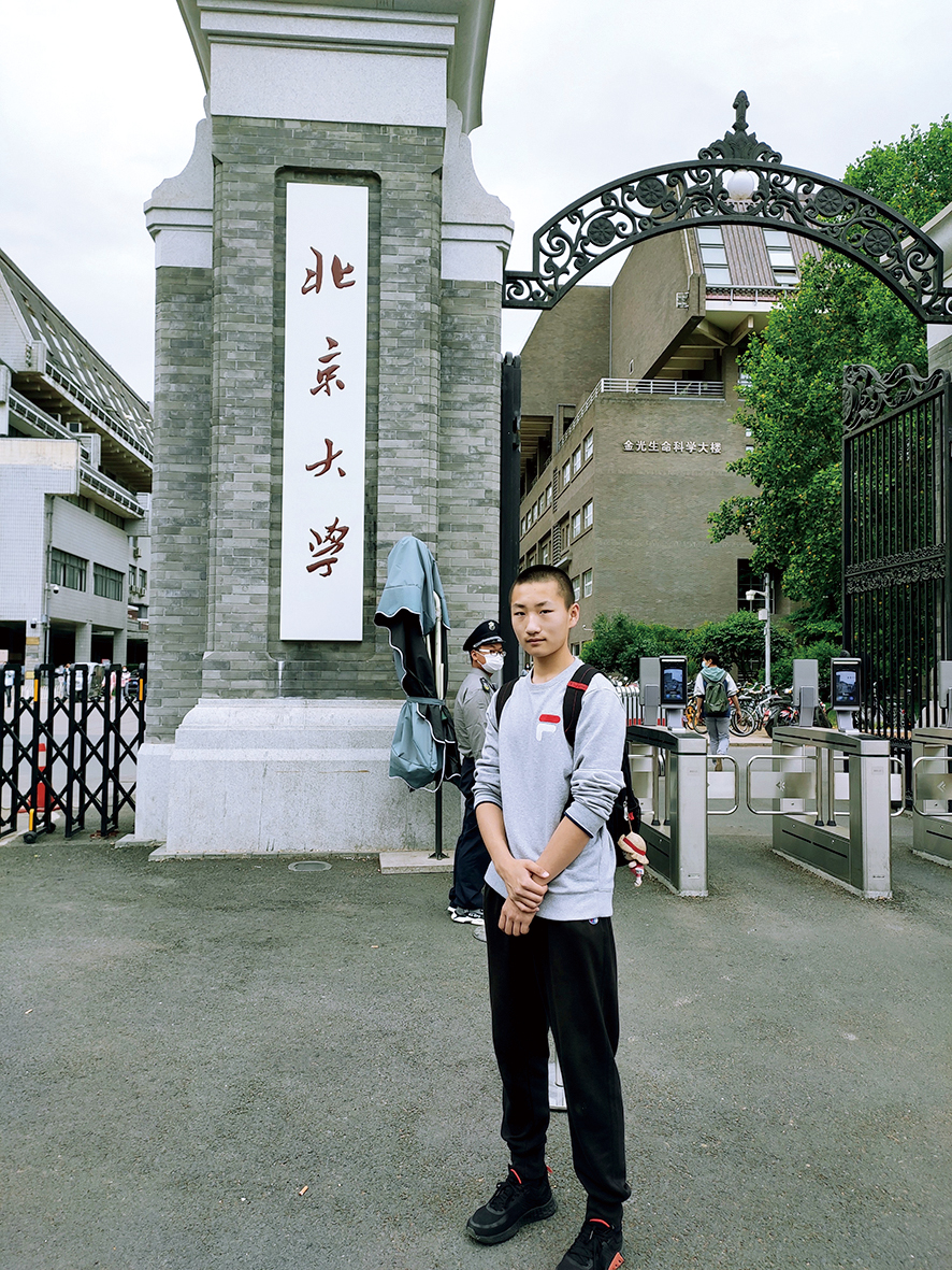 在北京大学校门前.jpg 在北京大学校门前.jpg