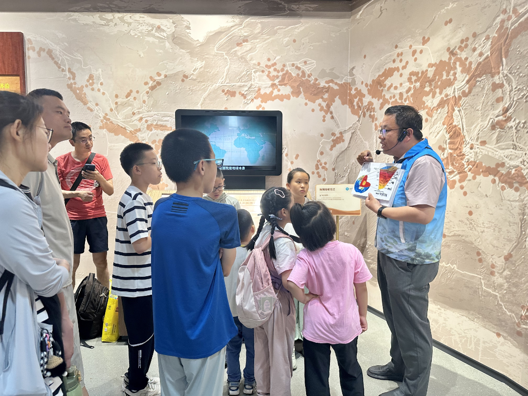 科教志愿者讲科学第3期：跨越20亿年的邂逅—解锁北京的岩石密码
